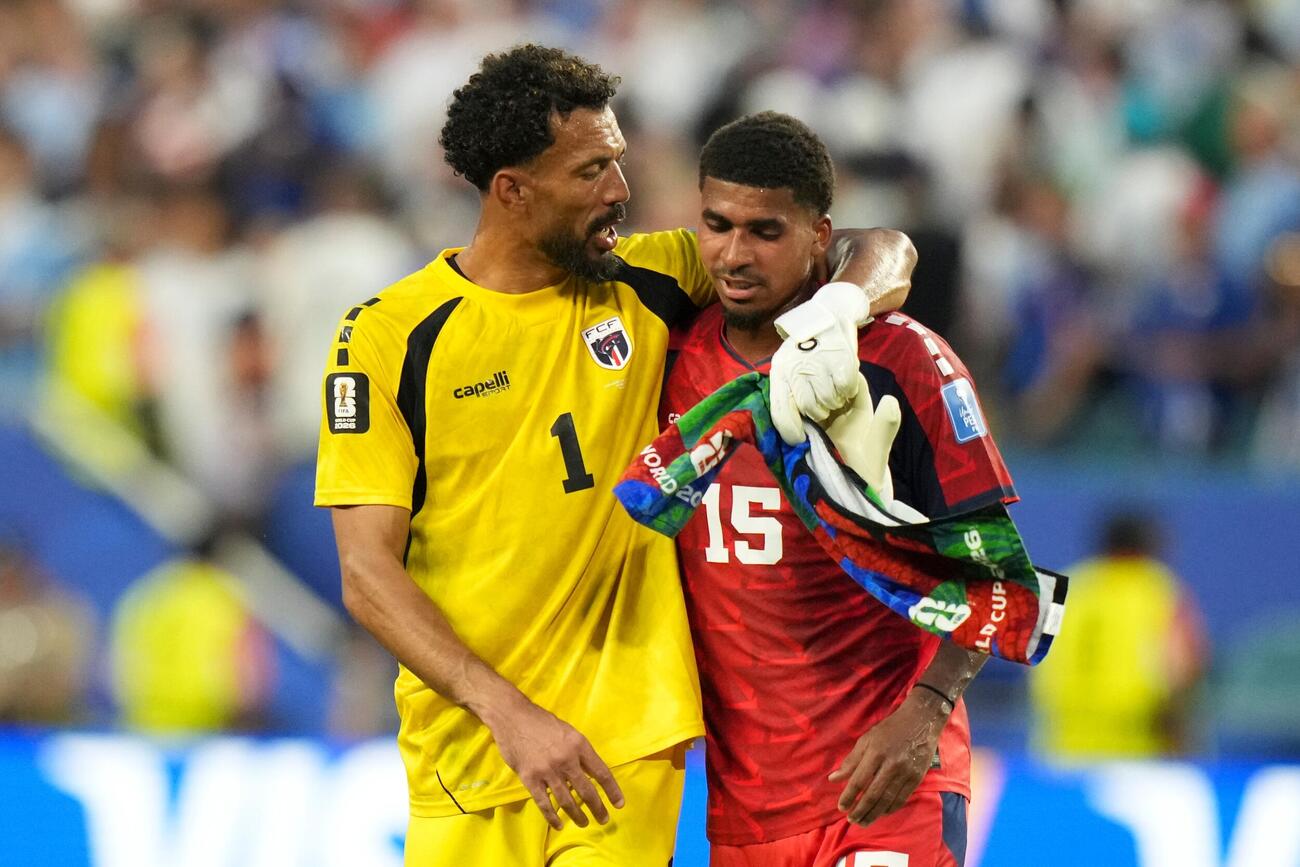 ウルグアイ対カーボベルデ戦　試合終了後、ラロス・ドゥアルテ（右）と肩を組むカボベルデGKボジニャ（AP）