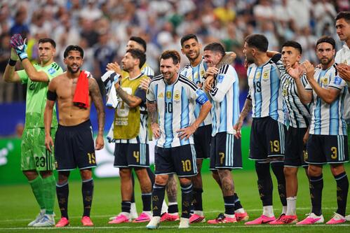アルゼンチン対オーストリア　勝利し、喜ぶメッシ（中央）らアルゼンチンの選手たち（AP）