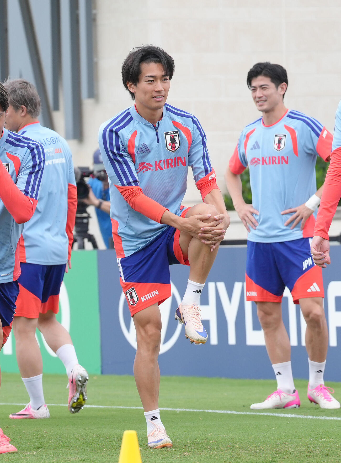 調整する中村敬斗（撮影・足立雅史）