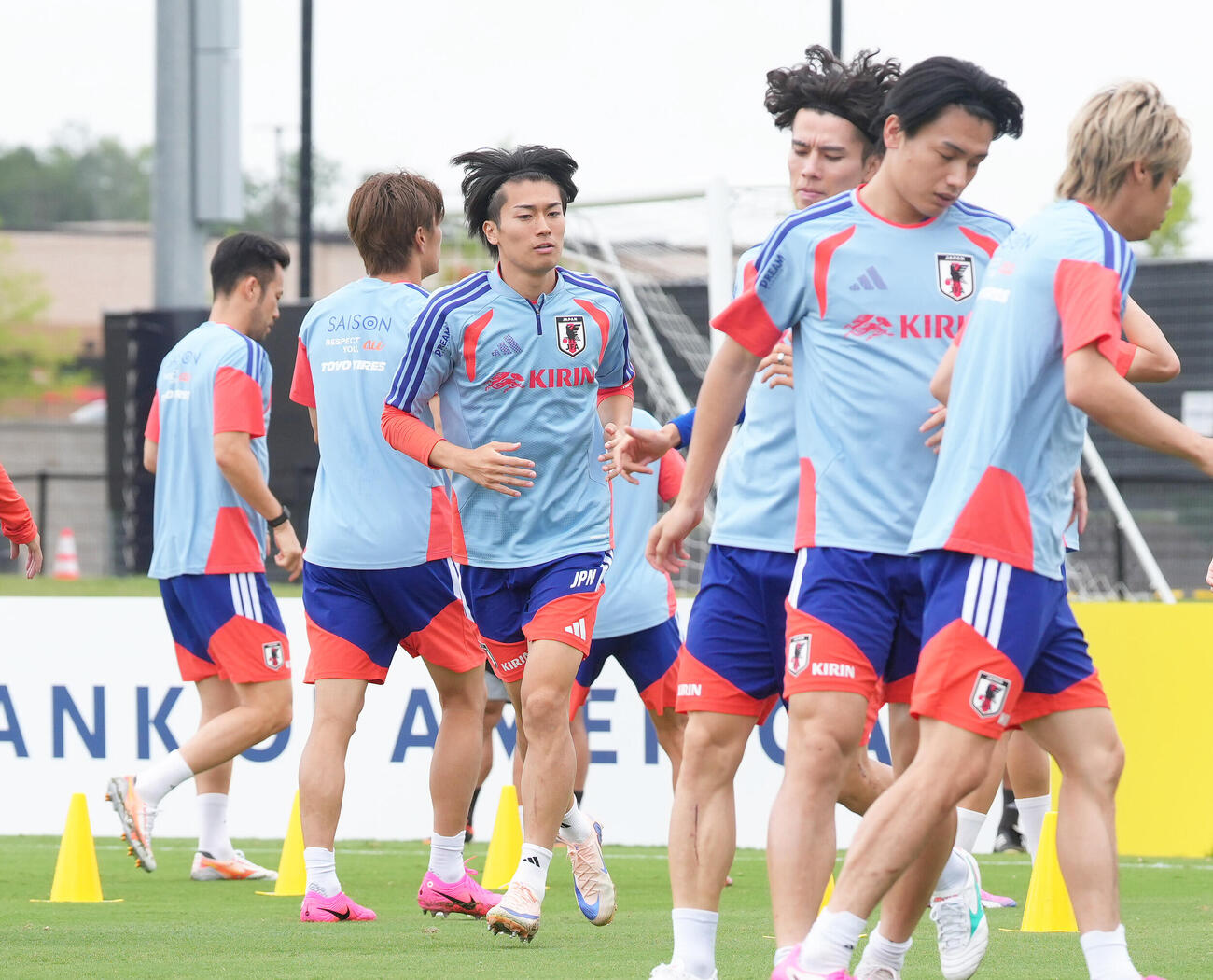 調整する中村敬斗（中央）（撮影・足立雅史）