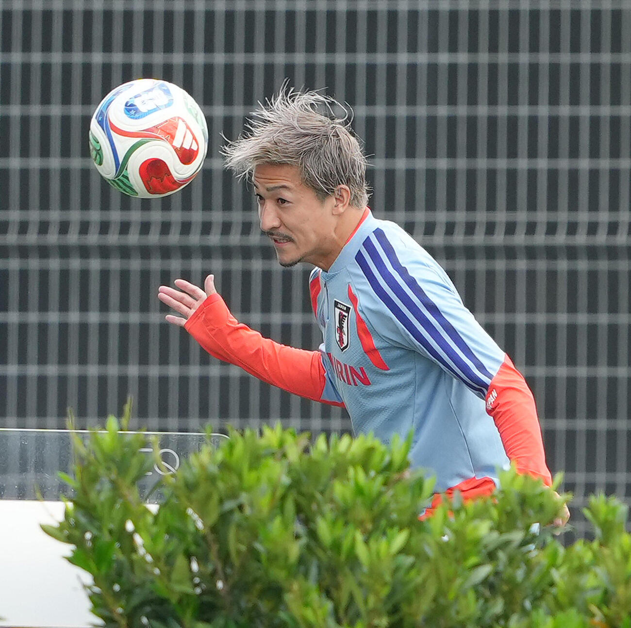サッカーと卓球を組み合わせた競技「テックボール」を楽しむ前田大然（撮影・足立雅史）