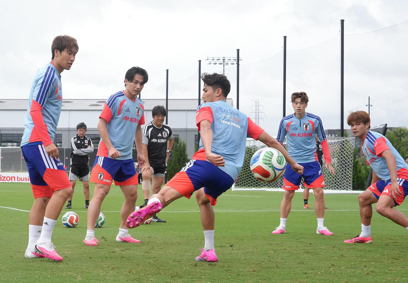 ボール回しする、左から鎌田大地、上田綺世、渡辺剛、鈴木唯人、佐野海舟（撮影・足立雅史）