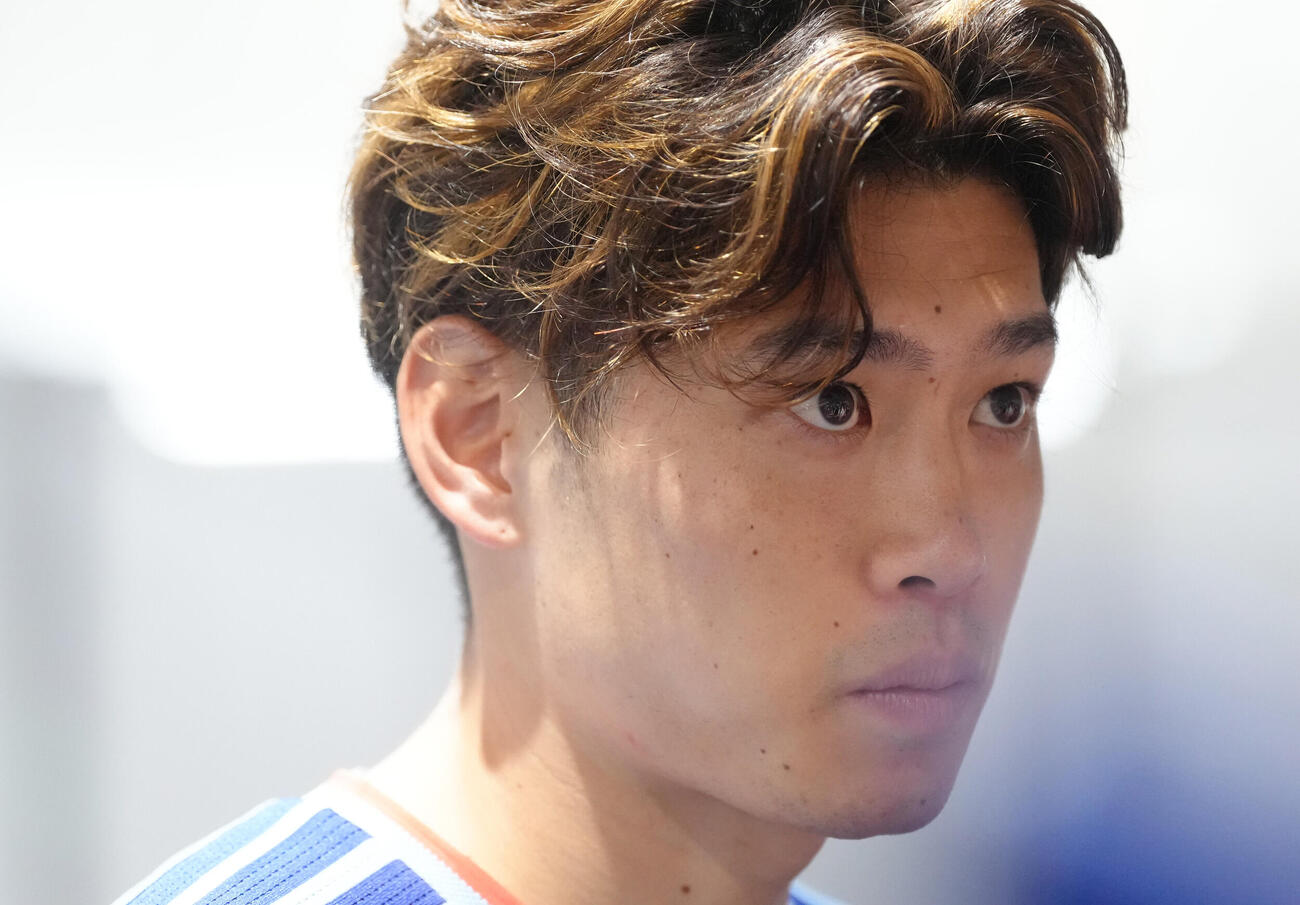 練習後の取材に応じる鈴木唯人（撮影・足立雅史）
