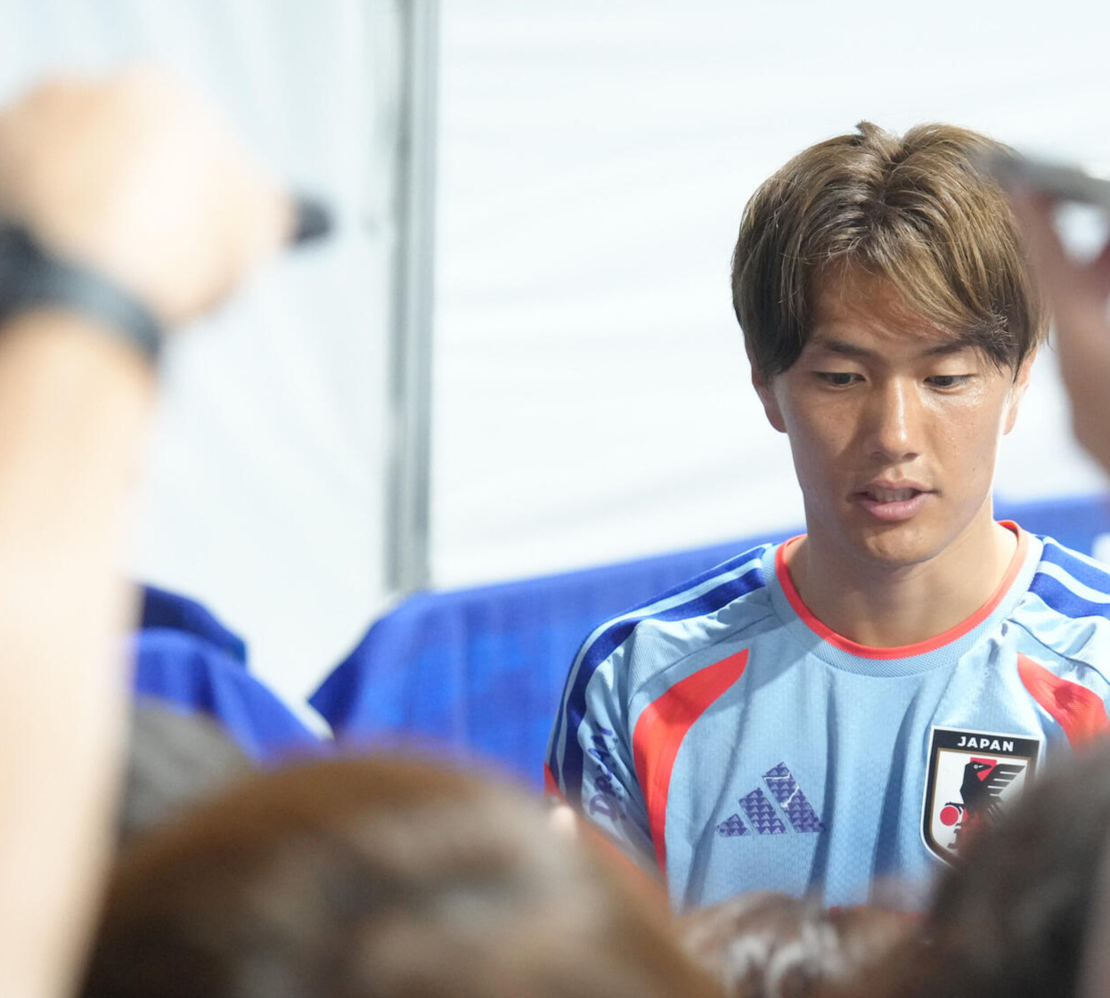 サッカー日本代表W杯北中米大会ベースキャンプ　練習後、取材に応じる小川航基（撮影・足立雅史）＝2026年6月12日（現地時間）