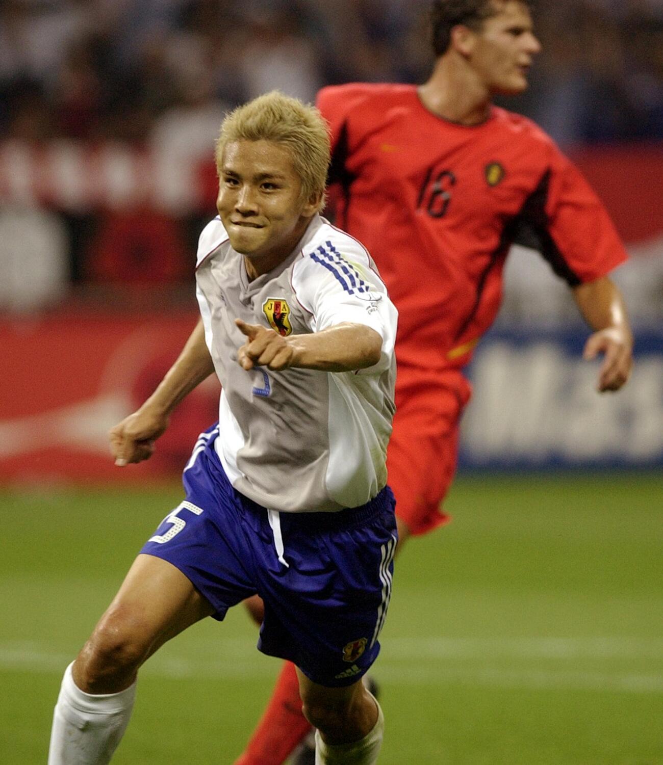 02年6月4日、W杯韓国・日本大会のベルギー戦で勝ち越しゴールを決めて喜ぶ稲本潤一。奥はDFバンビュイテン