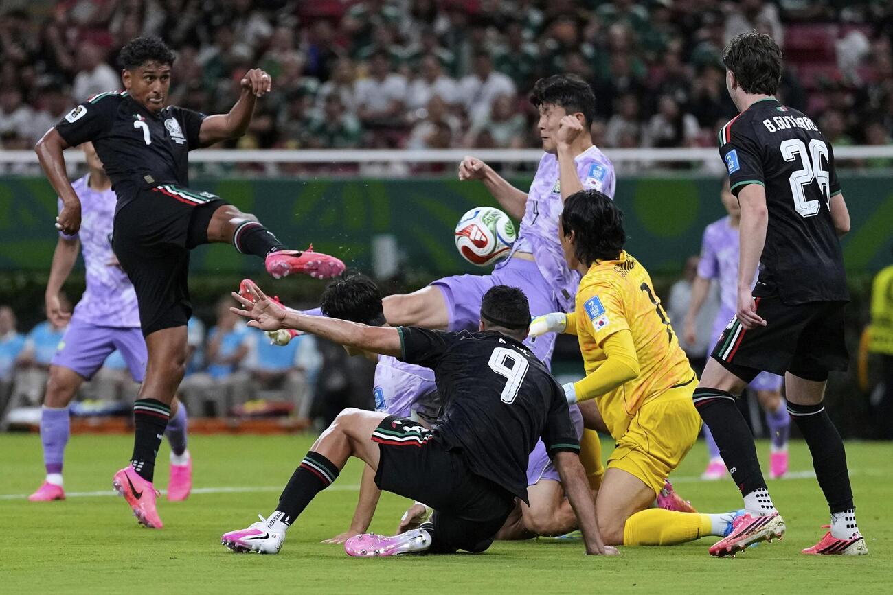 メキシコ対韓国　後半、韓国GK金承奎（右から2人目）がDFと交錯して落球、こぼれ球を押し込むメキシコのロモ（左端）。決勝ゴールとなった（AP＝共同）