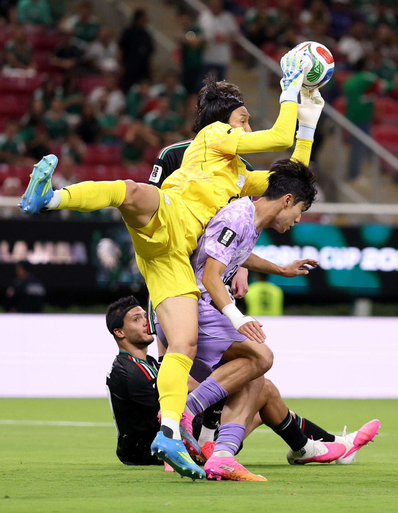 メキシコ－韓国　後半、李期奕（右）と交錯する韓国のGK金承奎。こぼれ球をメキシコのロモに押し込まれ決勝ゴールを許した（ゲッティ＝共同）