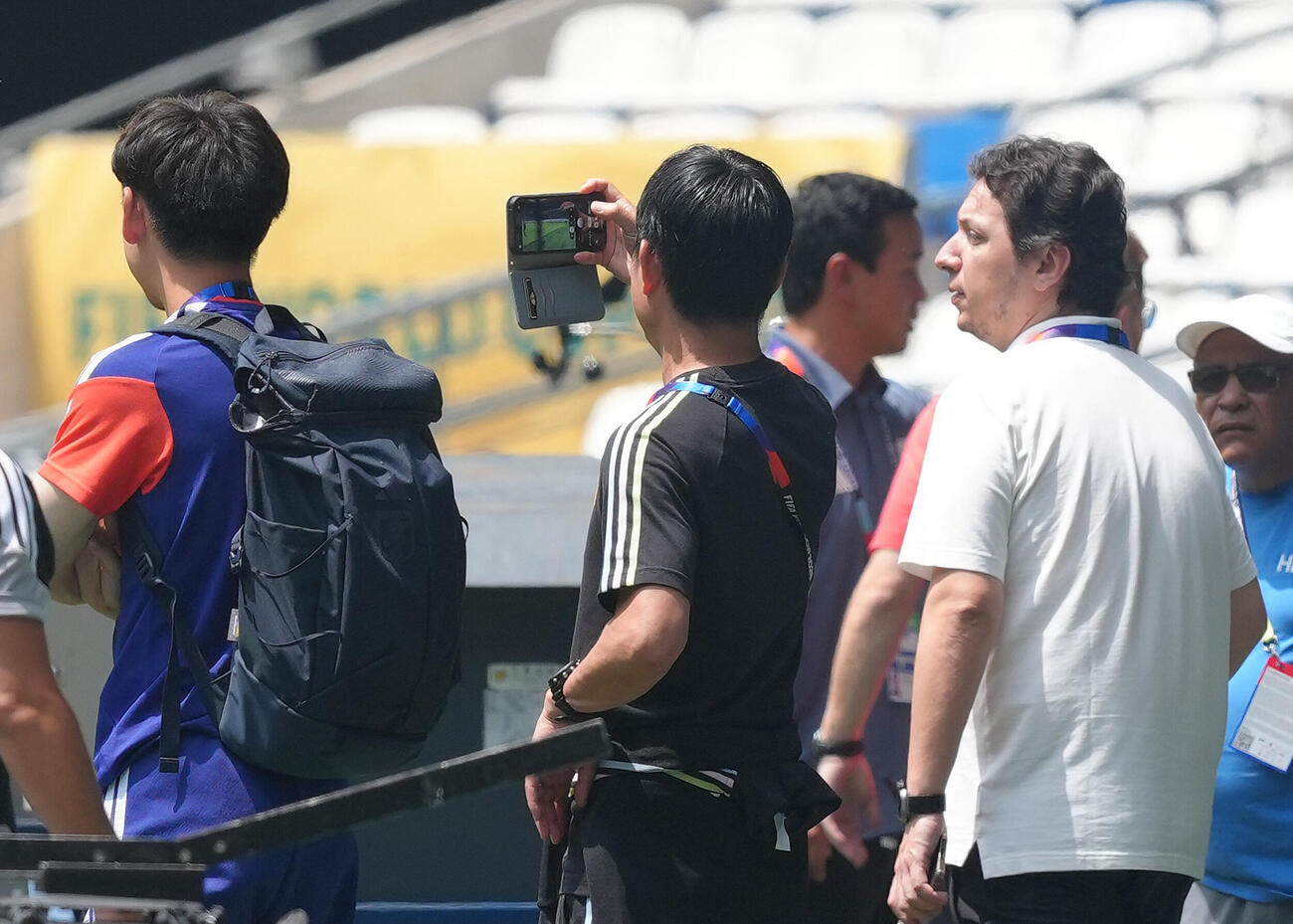 チュニジア戦の行われるメキシコ・モンテレイスタジアムの事前見学で記念撮影する森保一監督（撮影・足立雅史）