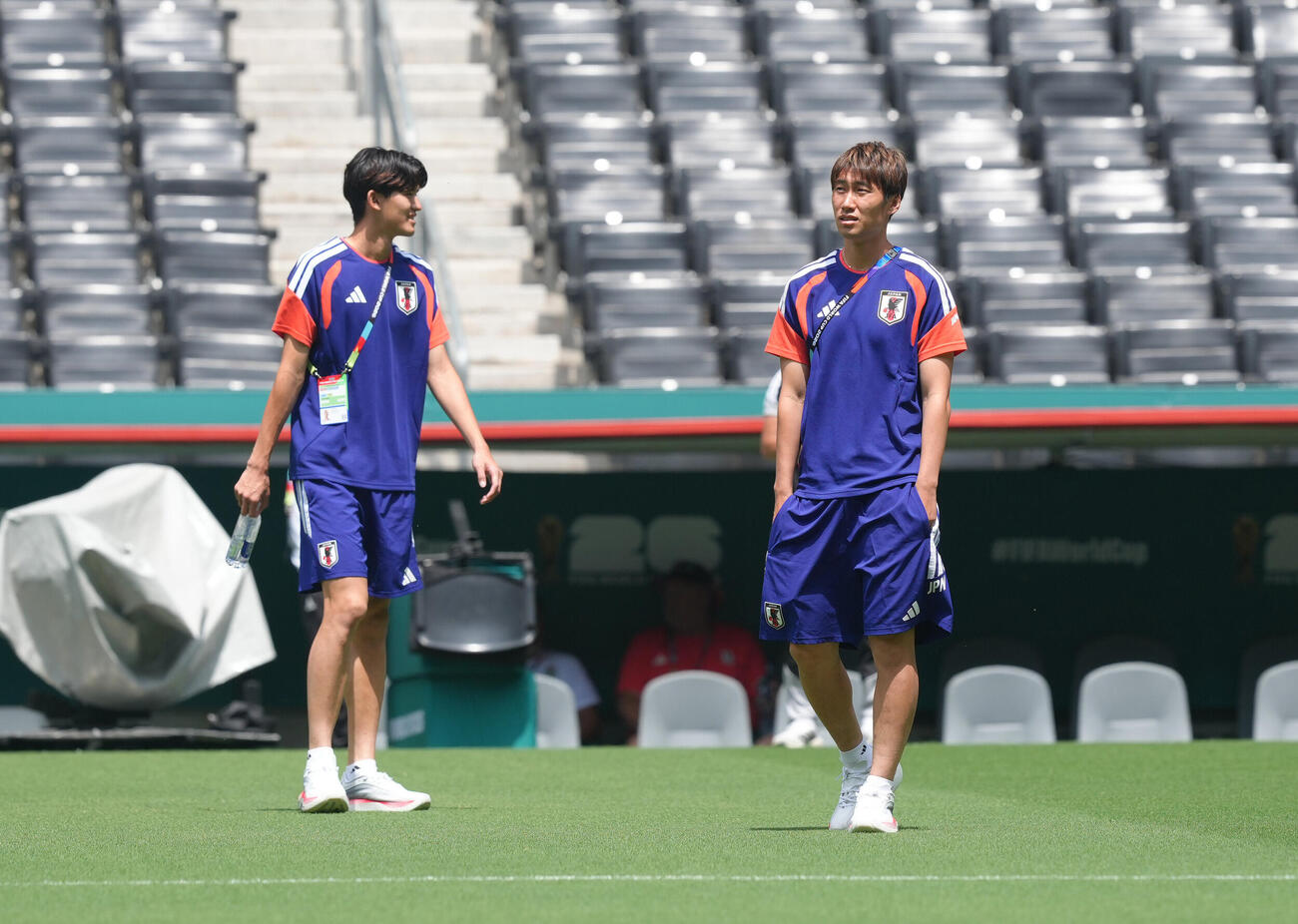 チュニジア戦の行われるモンテレイスタジアムを事前見学する後藤啓介（左）と鎌田大地（撮影・足立雅史）