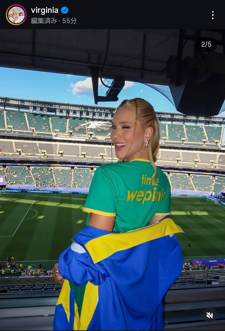 ブラジル－ハイチ戦を応援したブラジルFWビニシウスの元恋人でインフルエンサーのヴィルジニア・フォンセカ（フォンセカ公式インスタグラムから）