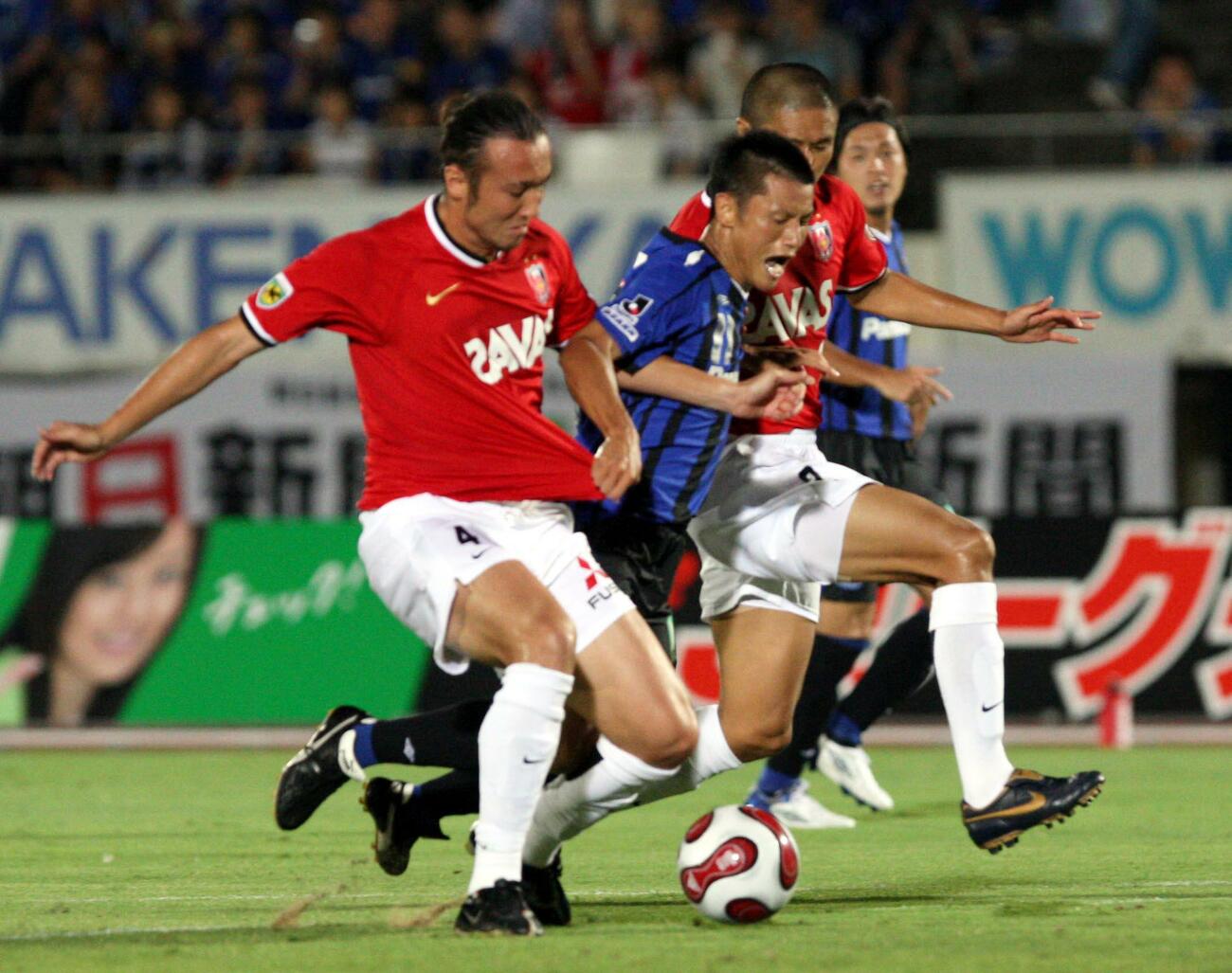 2007年、現役時代に田中マルクス闘莉王氏のディフェンスを受ける播戸竜二氏