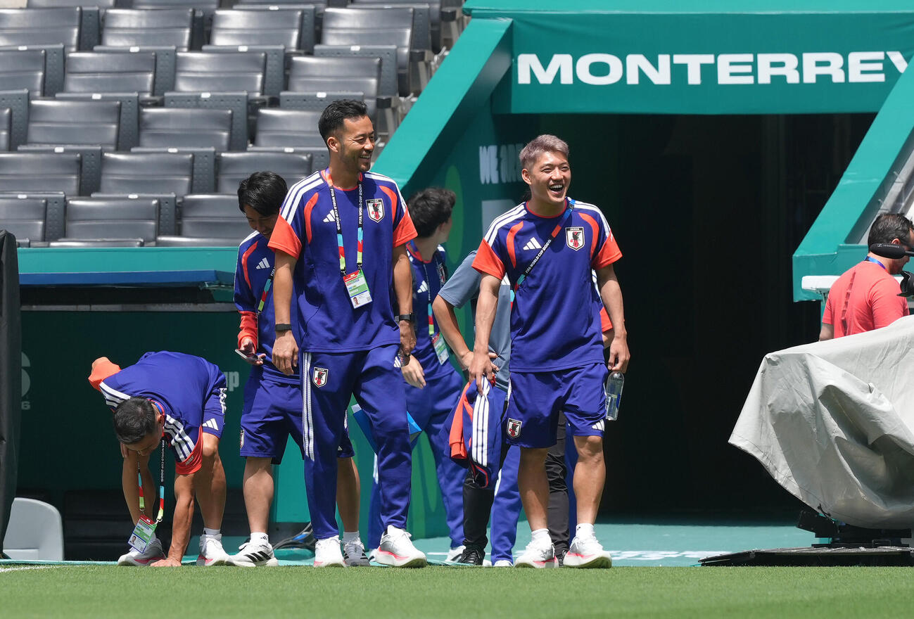 チュニジア戦の行われるモンテレイスタジアムの事前見学に臨む、左から長友佑都、吉田麻也、堂安律（撮影・足立雅史）