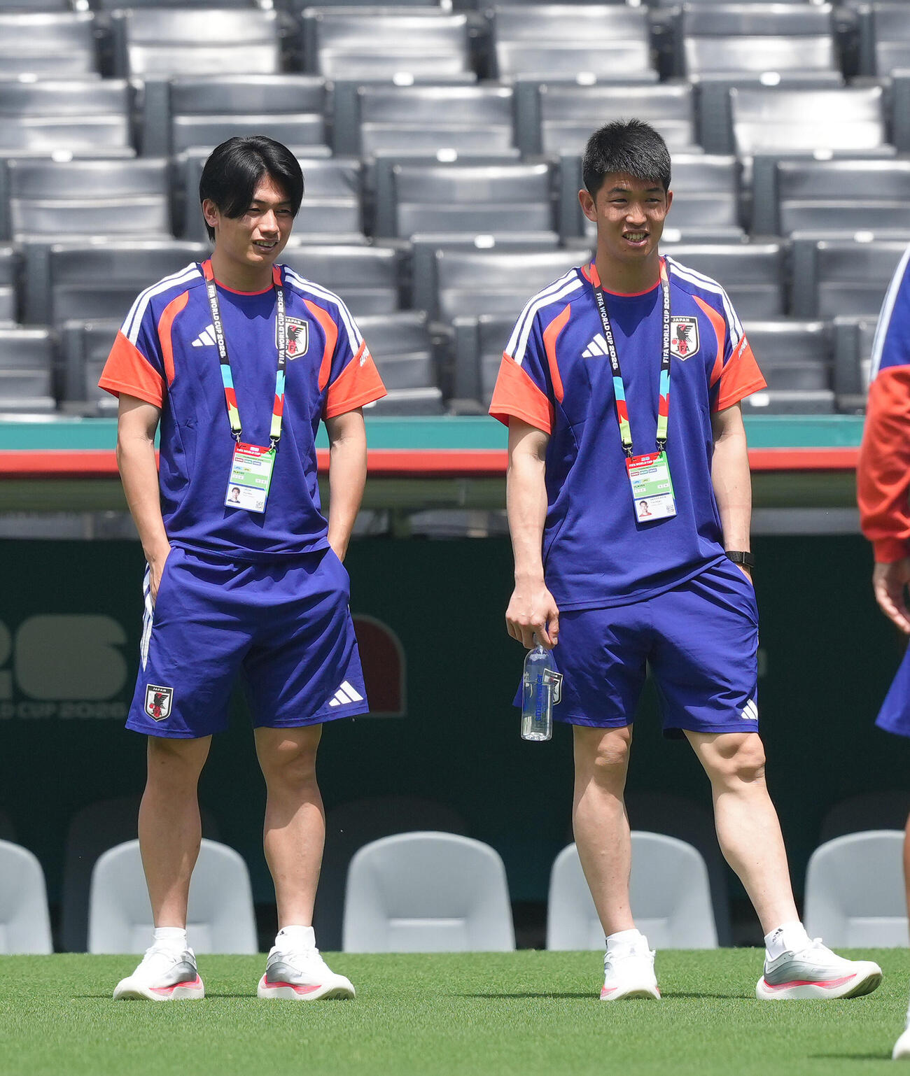 チュニジア戦の行われるモンテレイスタジアムの事前見学で笑顔を見せる上田綺世（左）とGK早川友基（撮影・足立雅史）