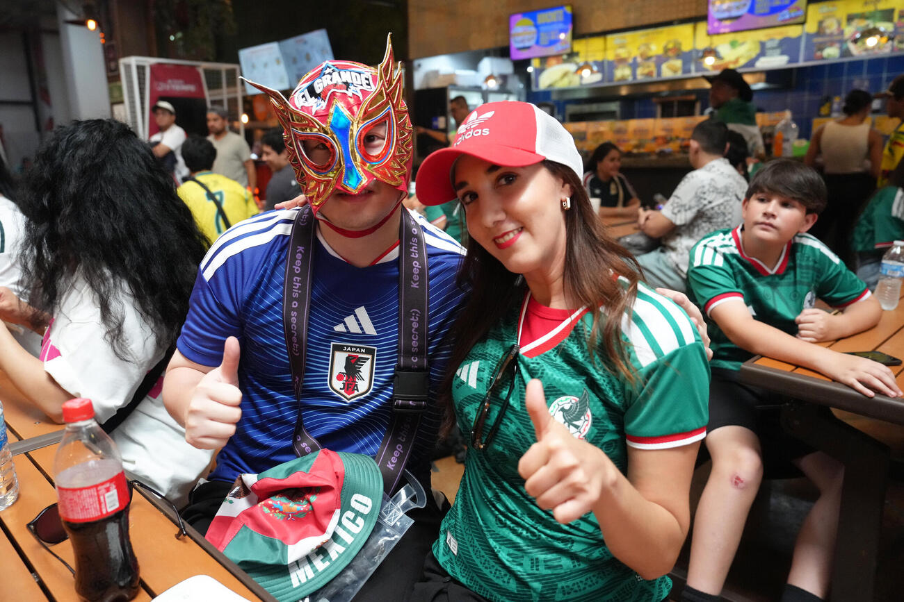 日本対チュニジア　試合を前にモンテレイ市内で笑顔を見せる日本サポーター（左）とメキシコサポーター（撮影・足立雅史）