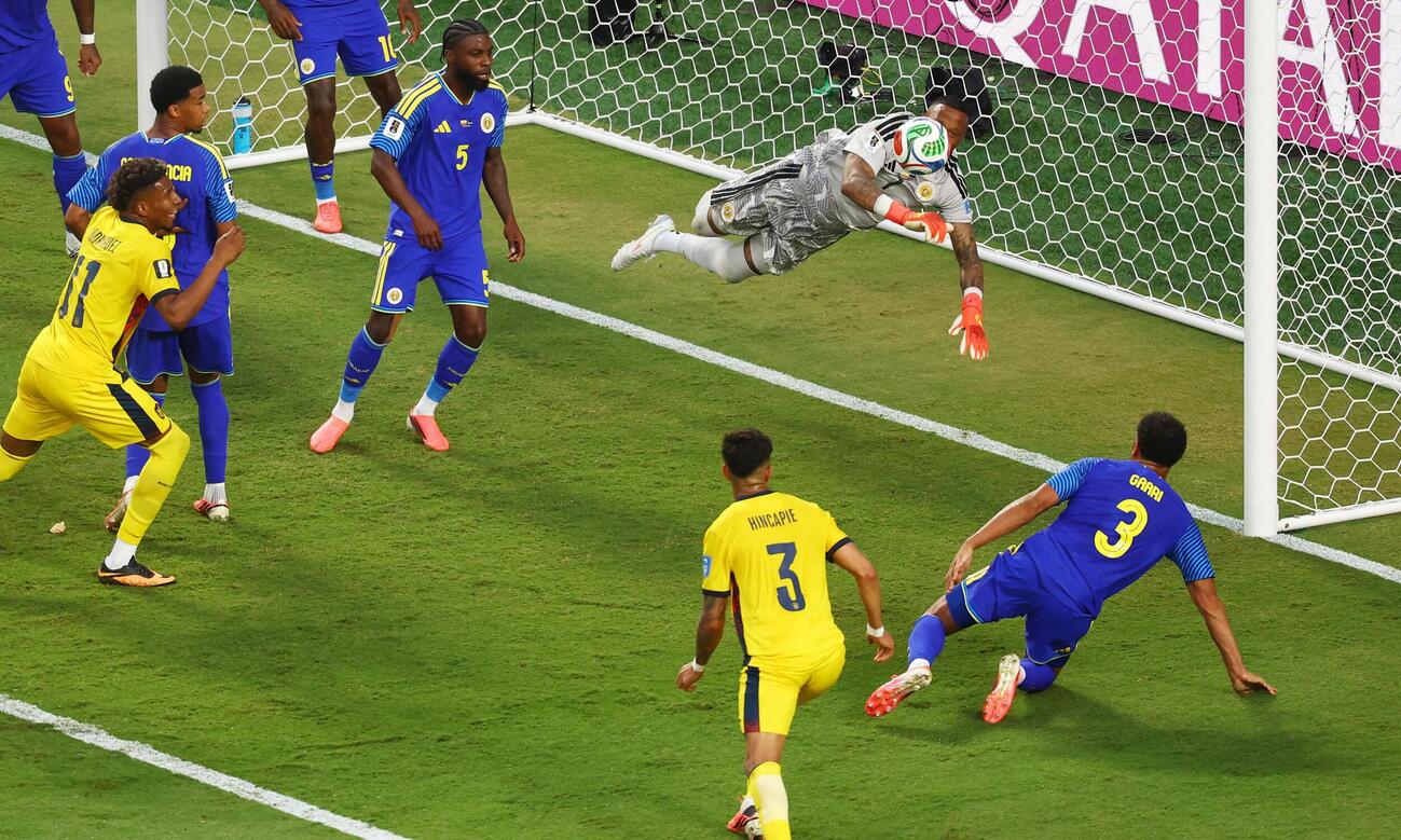 エクアドル対キュラソー　キュラソーのGKロームが好セーブ（ロイター）