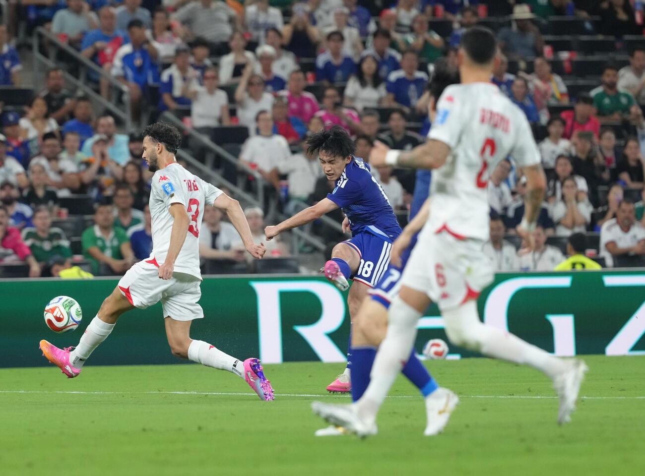日本対チュニジア　前半、上田綺世（中央）が追加点となるゴールを決める（撮影・足立雅史）