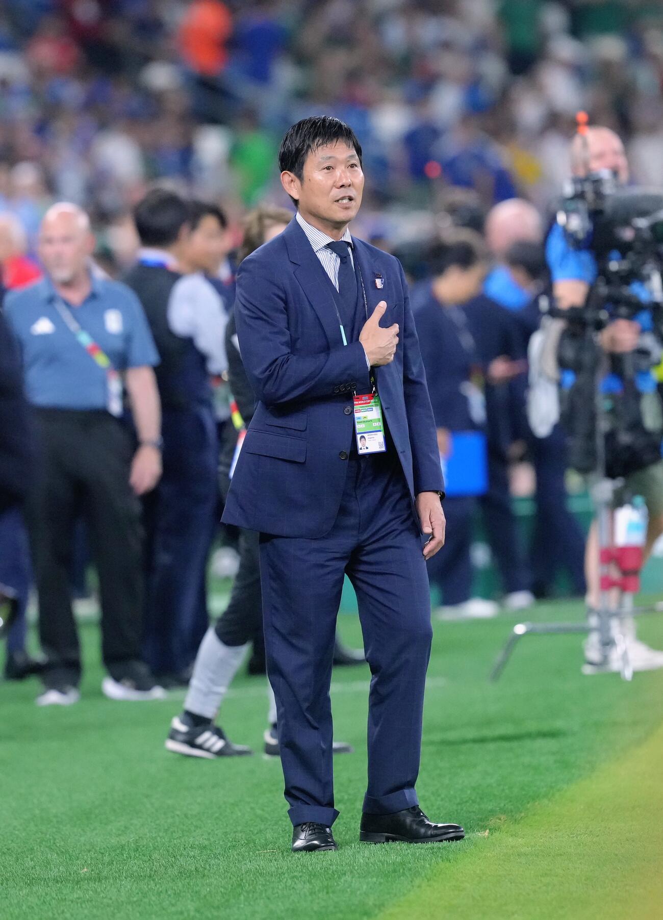 日本対チュニジア　試合前、ピッチを見つめる森保一監督（撮影・足立雅史）