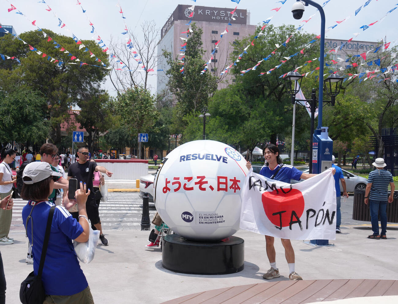 日本対チュニジア　モンテレイ市内の日本を歓迎するモニュメントの前で記念撮影する日本サポーター（撮影・足立雅史）