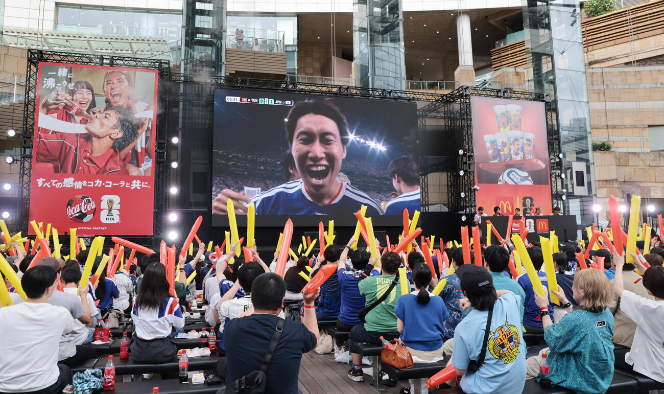六本木ヒルズアリーナで行われたマクドナルド、コカ・コーラ主催のパブリックビューイングで、日本代表鎌田大地の先制ゴールに盛り上がるサポーター（撮影・野上伸悟）