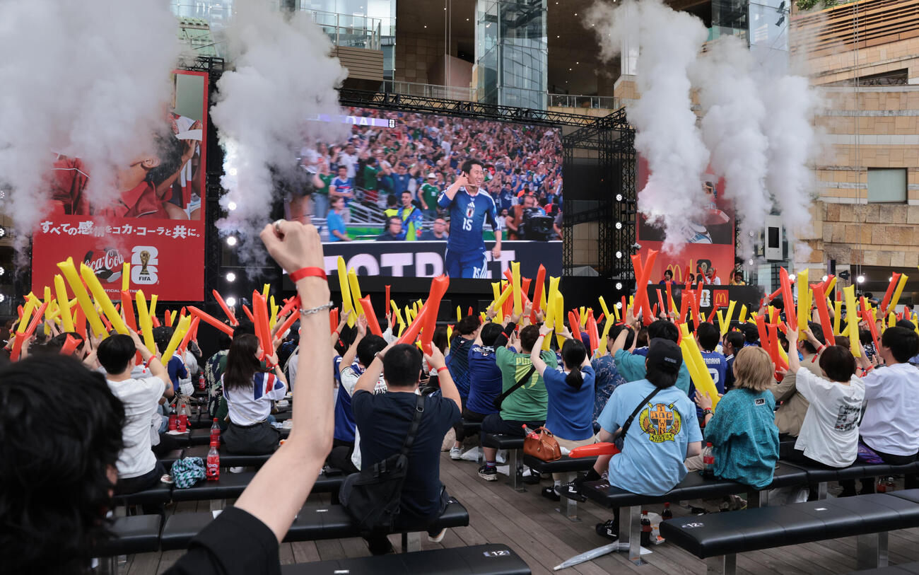 六本木ヒルズアリーナで行われたマクドナルド、コカ・コーラ主催のパブリックビューイングで、日本代表鎌田大地の先制ゴールに盛り上がるサポーター（撮影・野上伸悟）