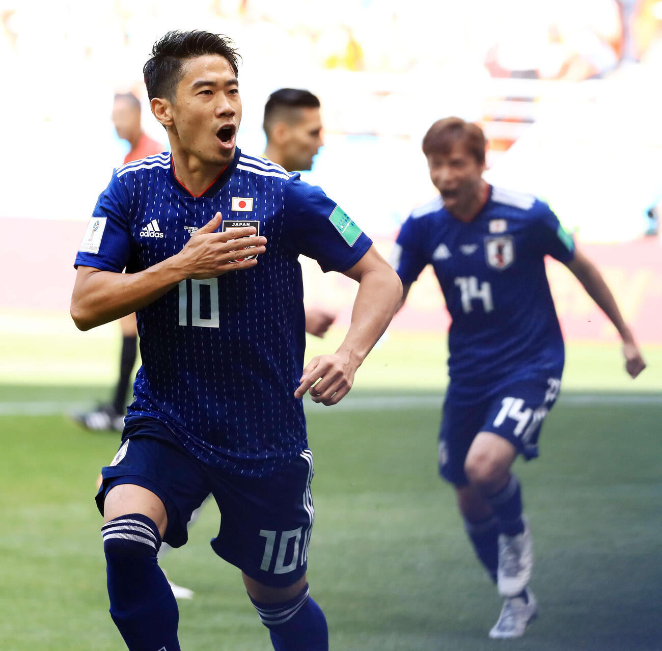 2018年6月、サッカーW杯ロシア大会コロンビア戦　前半、PKで先制ゴールを決めた日本MF香川真司は、胸に手を当てて走る