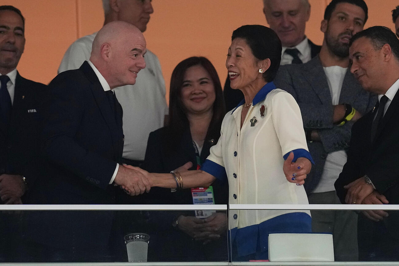 日本対チュニジア　高円宮妃久子さまはジャンニ・インファンティノ会長と握手（ロイター）