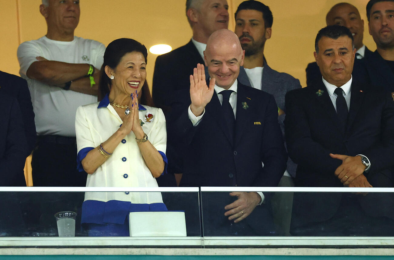 日本対チュニジア　高円宮妃久子さまはジャンニ・インファンティノ会長と笑顔を見せる（ロイター）