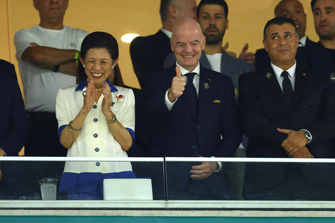 日本対チュニジア　高円宮妃久子さまはジャンニ・インファンティノ会長と笑顔を見せる（ロイター）