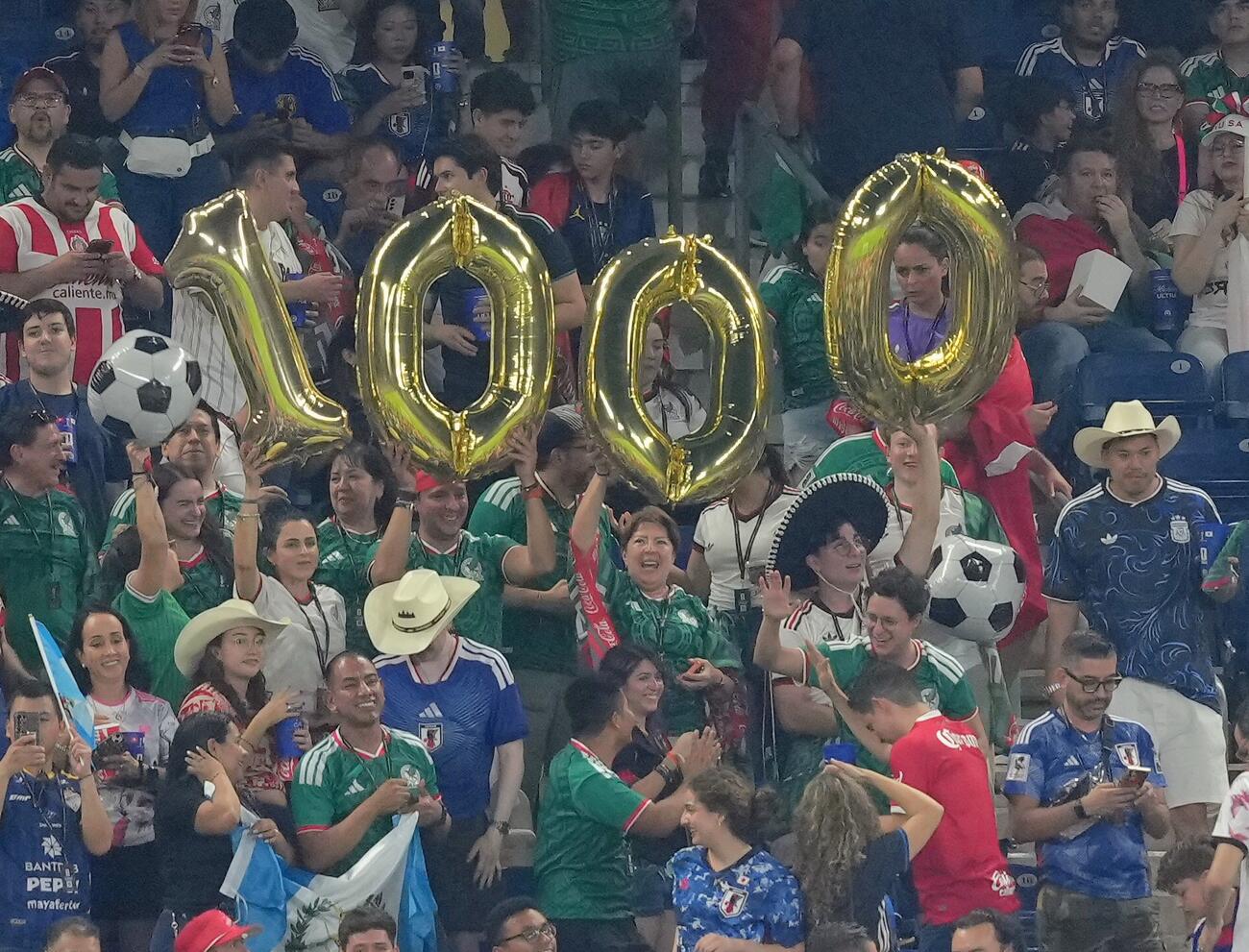 日本対チュニジア　試合前、W杯通算1000試合を記念してバルーンを掲げるサポーター（撮影・足立雅史）