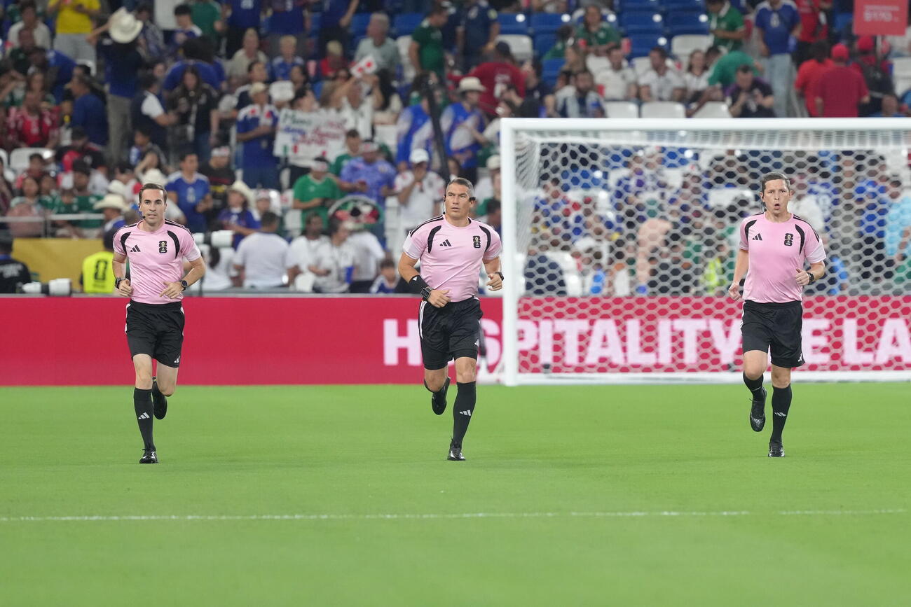 日本対チュニジア　W杯通算1000試合特別仕様ウェアで臨むレフェリー（撮影・足立雅史）