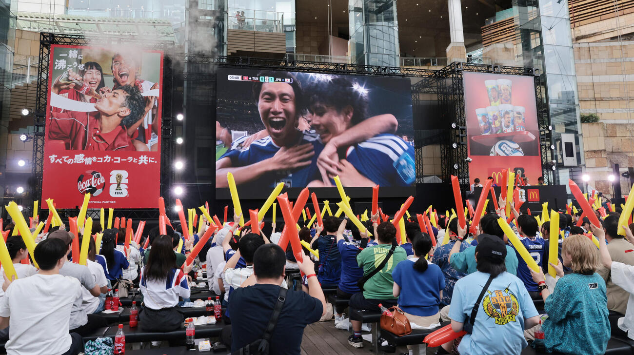 六本木ヒルズアリーナで行われたマクドナルド、コカ・コーラ主催のパブリックビューイングで、日本代表鎌田大地の先制ゴールに盛り上がるサポーター（撮影・野上伸悟）