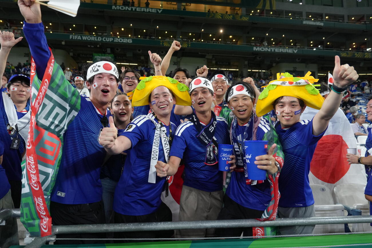 日本対チュニジア　試合前、盛り上がるサポーター（撮影・足立雅史）