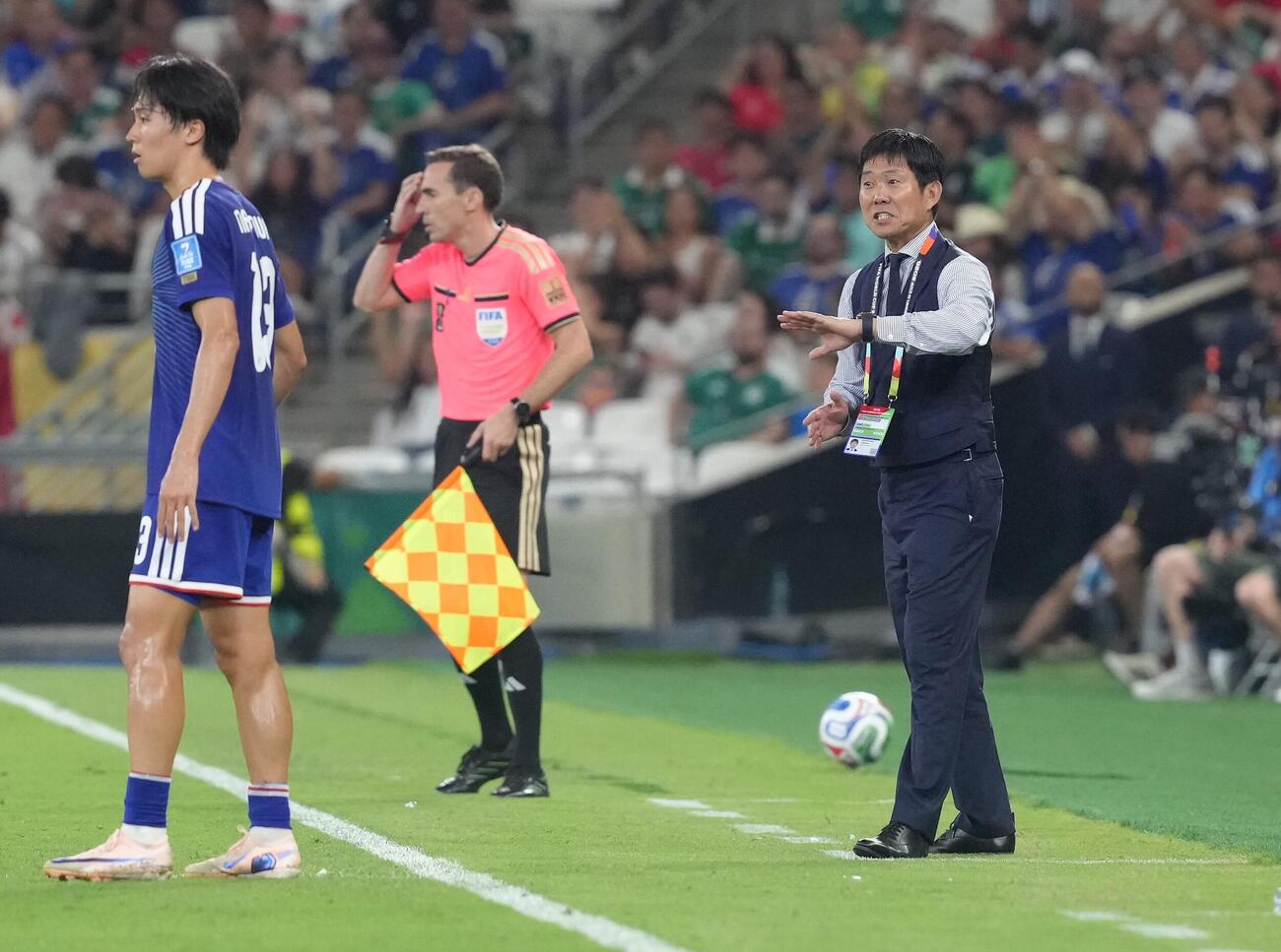 日本対チュニジア　前半、選手に指示を送る森保一監督（右）（撮影・足立雅史）
