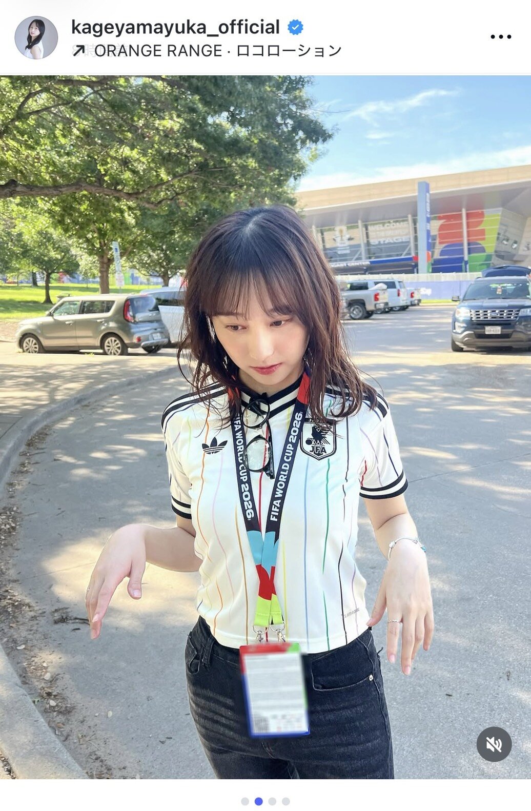 キッズサイズのユニホームを着用する影山優佳