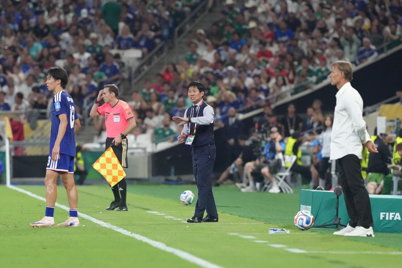 日本対チュニジア　前半、戦況を見守る森保一監督（中央）（撮影・足立雅史）