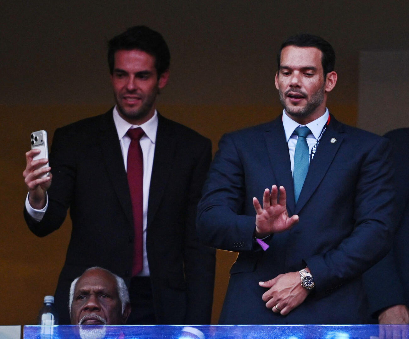 ブラジルの試合開始前、スタンドに姿を見せたブラジルサッカー連盟のサミール・シャウド会長（右）と元ブラジル代表選手のカカ（ロイター）