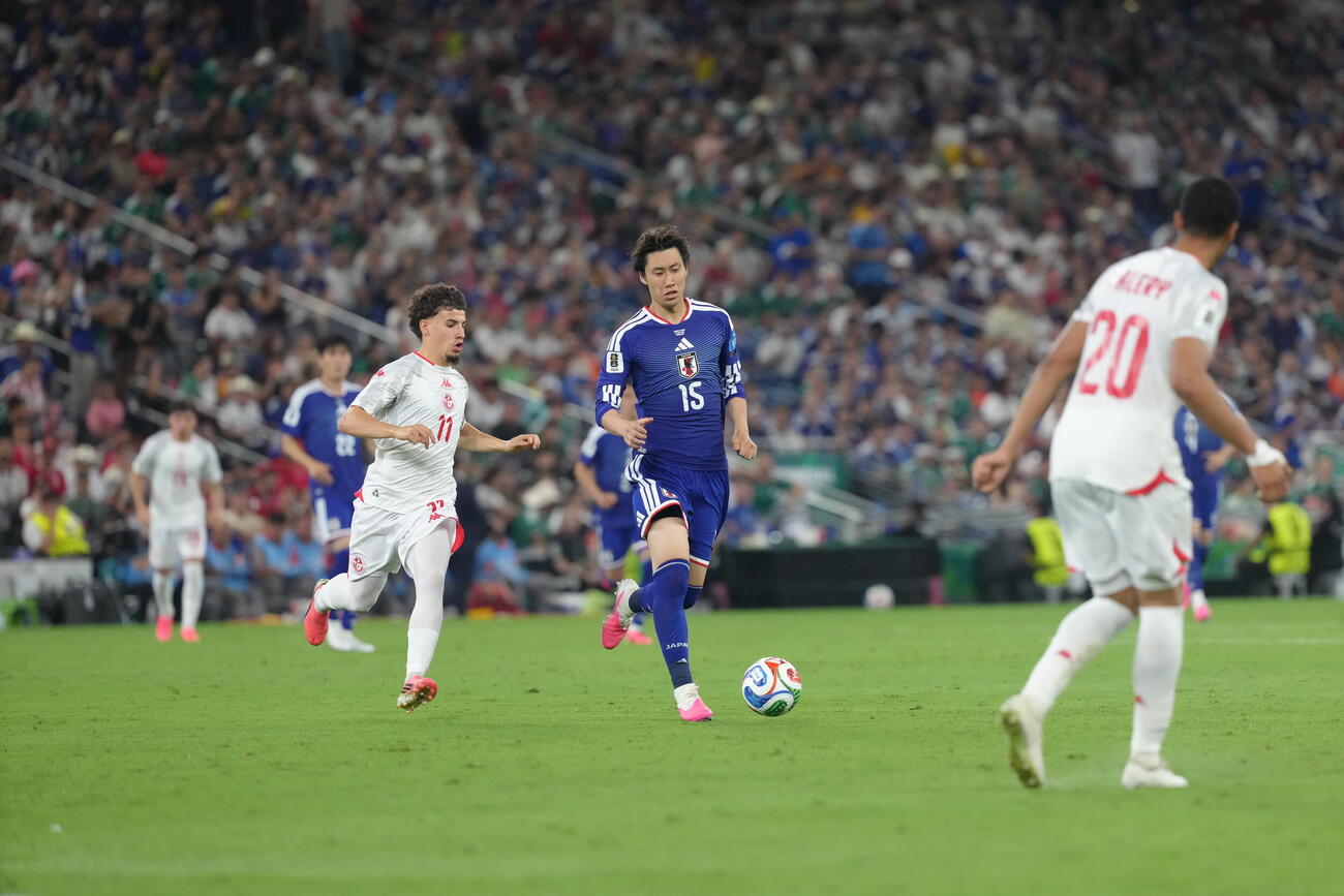 日本対チュニジア　後半、ドリブルで攻め込む鎌田大地（中央）（撮影・足立雅史）