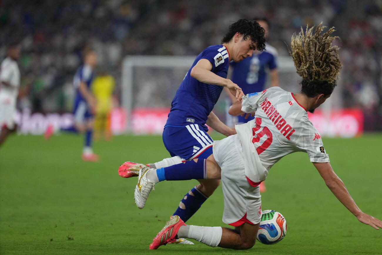 日本対チュニジア　後半、激しく競り合う田中碧（左）とチュニジア代表選手メジブリ（撮影・足立雅史）