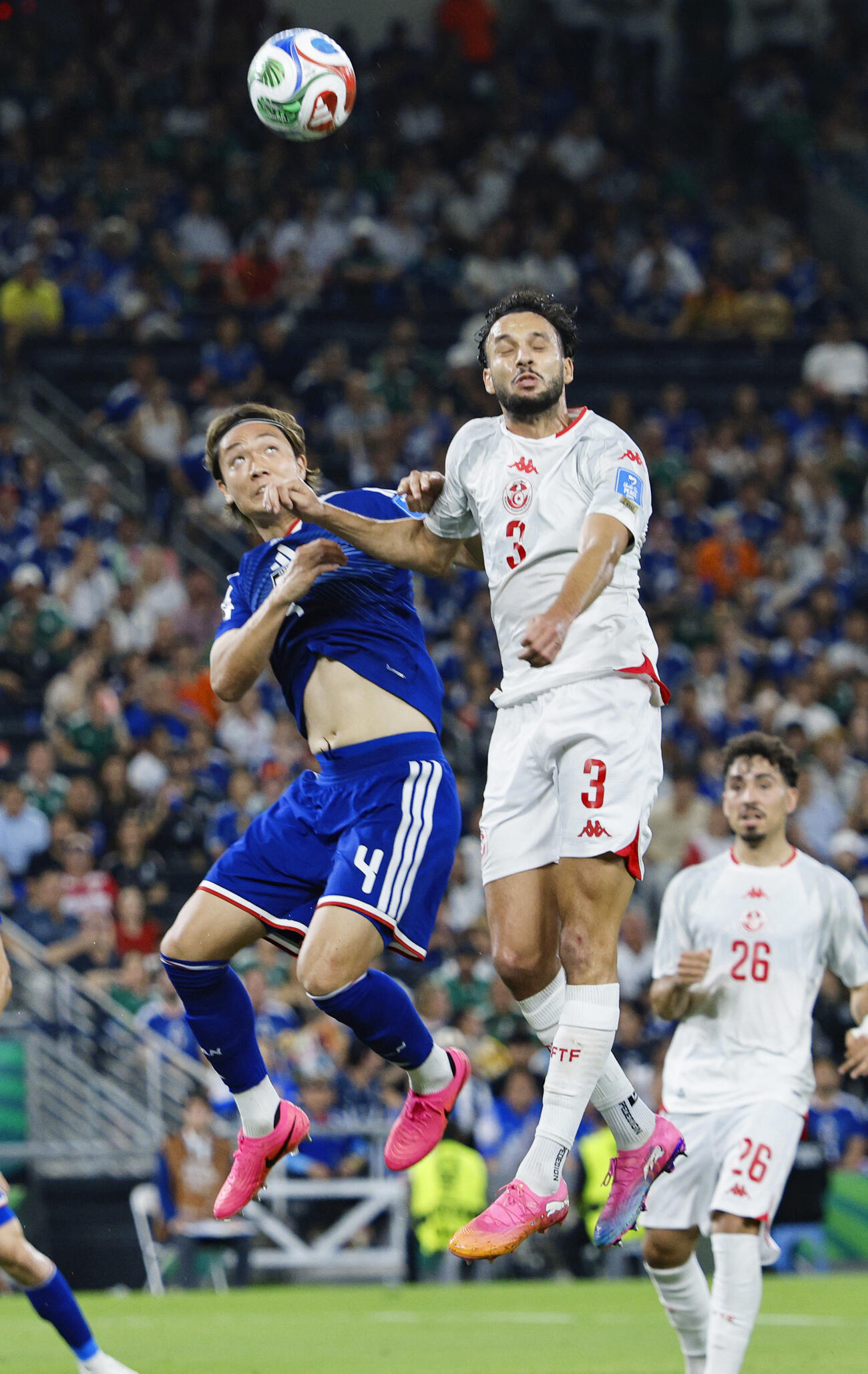 日本－チュニジア　前半、競り合う板倉（左）＝モンテレイ（共同）
