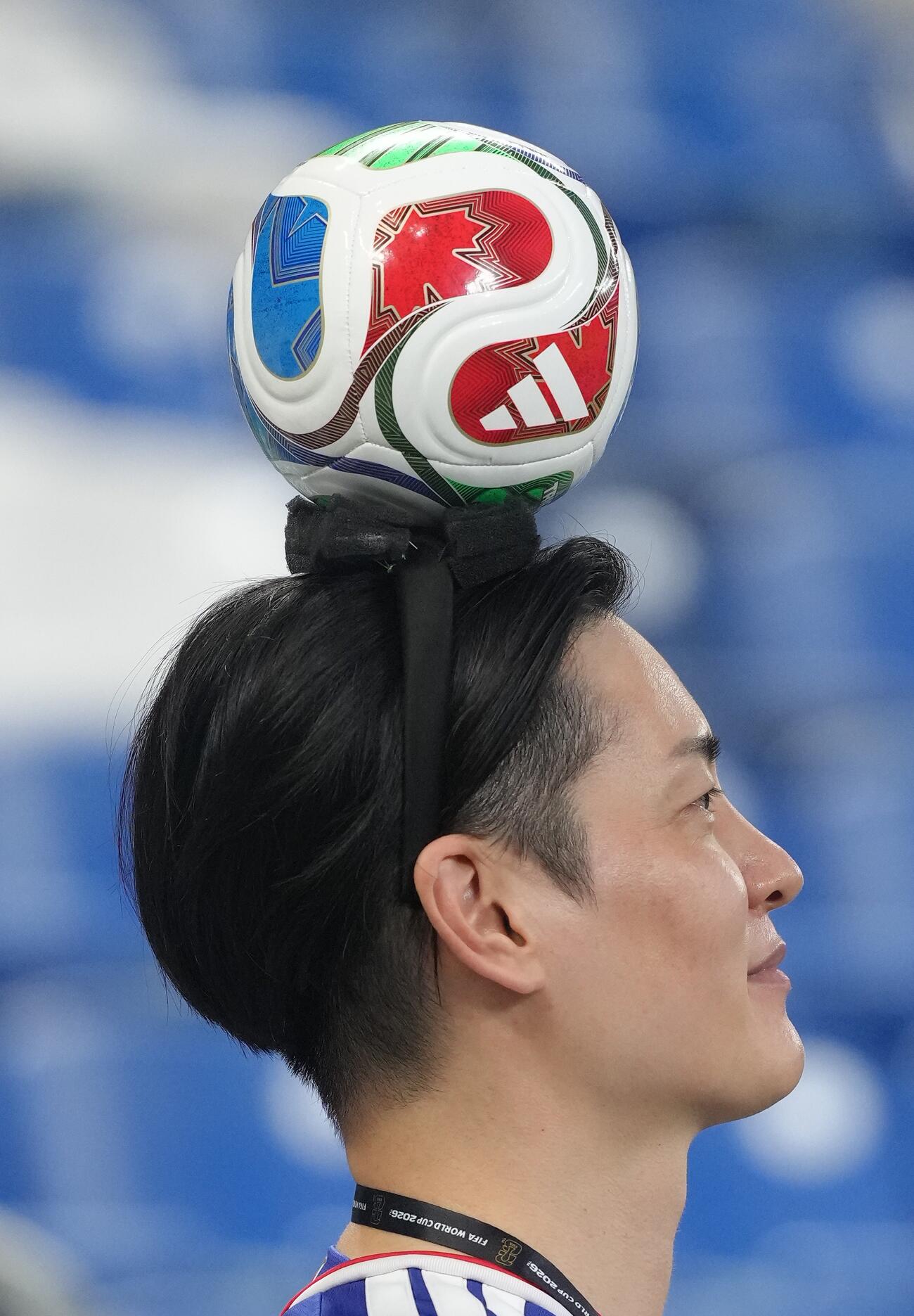 日本対チュニジア　試合前、オランダ戦の鎌田大地のプレーを再現する日本サポーター（撮影・足立雅史）