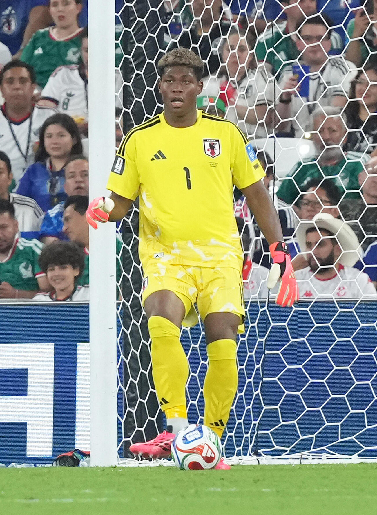 日本対チュニジア　後半、パスを出すGK鈴木彩艶（撮影・足立雅史）