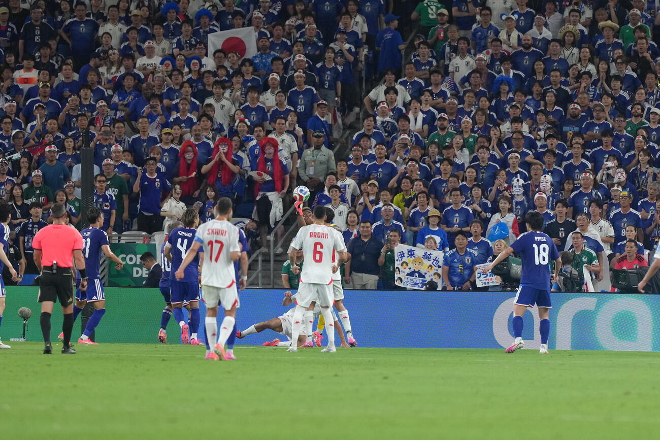 日本対チュニジア　前半、ボールを止める日本GK鈴木彩艶（後方中央）（撮影・足立雅史）