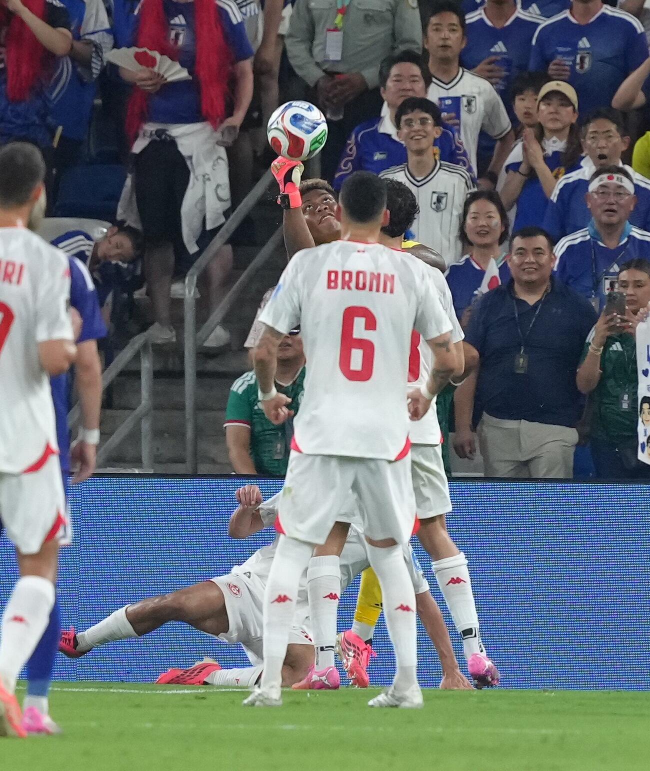 日本対チュニジア　前半、ボールを止める日本GK鈴木彩艶（後方中央）（撮影・足立雅史）
