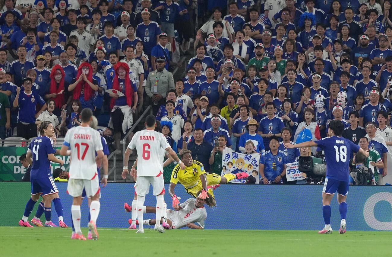 日本対チュニジア　前半、果敢にボールを止める日本GK鈴木彩艶（中央）（撮影・足立雅史）