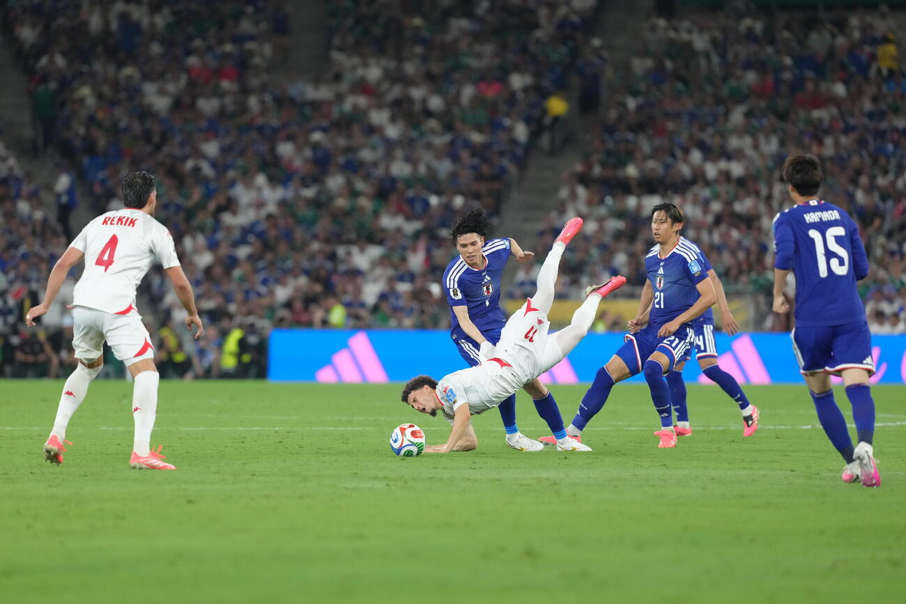 日本対チュニジア　後半、チュニジア代表のガルビ（手前）と競り合う田中碧（撮影・足立雅史）