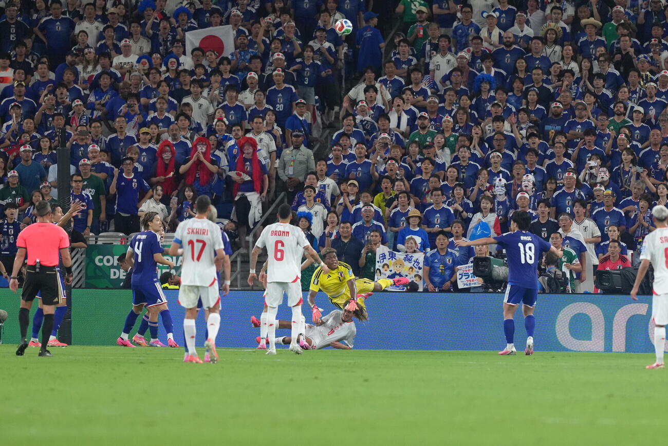 日本対チュニジア　前半、果敢にボールを止める日本GK鈴木彩艶（中央）（撮影・足立雅史）