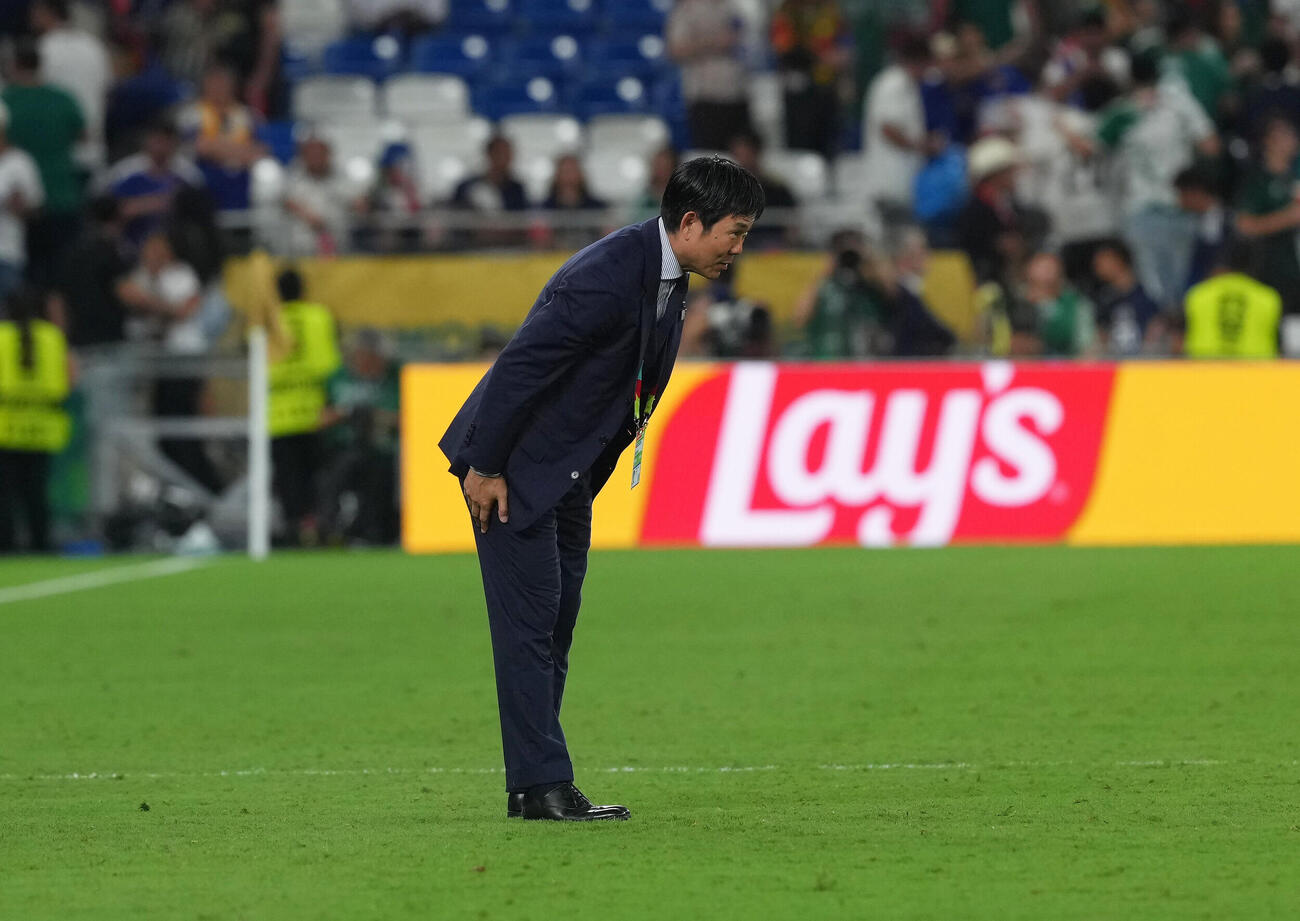 日本対チュニジア　試合後、サポーターの声援にお辞儀で応える森保一監督（撮影・足立雅史）