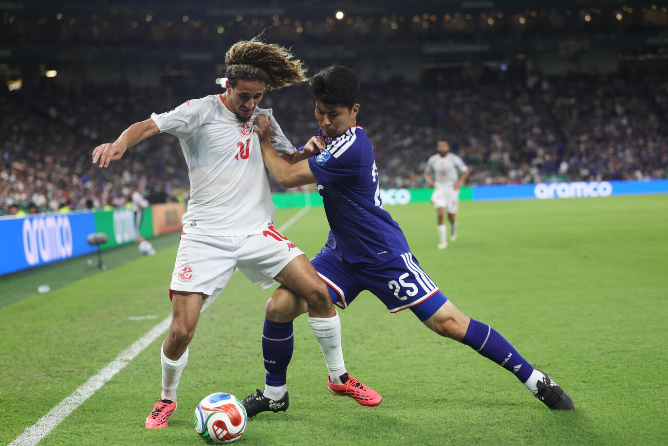 相手と競り合う鈴木淳之介 (AP)