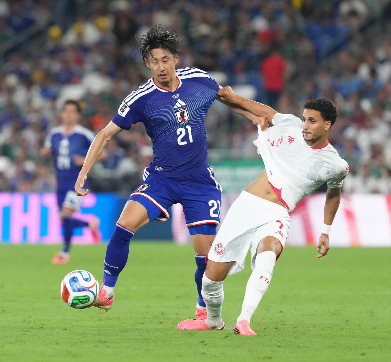 日本対チュニジア　後半、競り合う伊藤洋輝（左）（撮影・足立雅史）