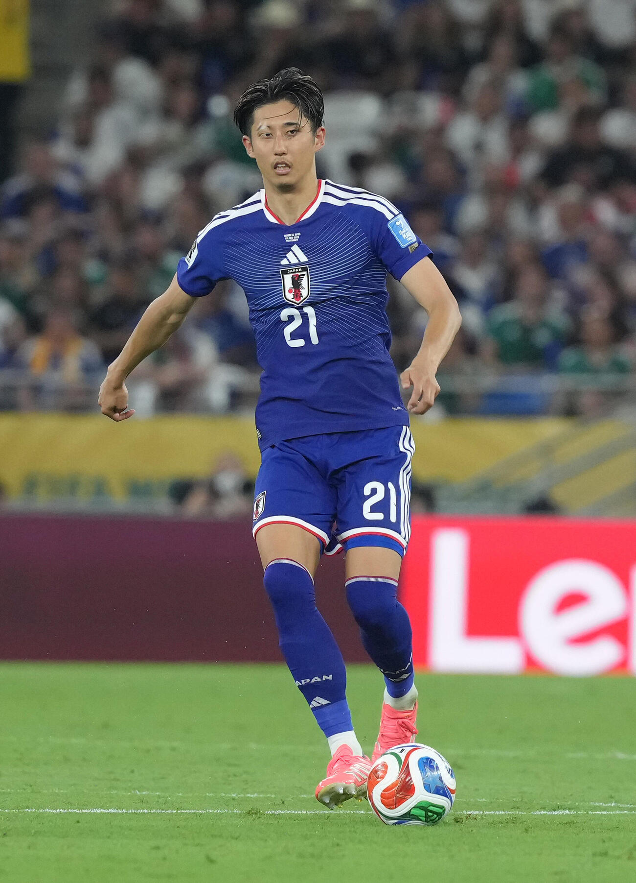 日本対チュニジア　後半、ドリブルする伊藤洋輝（撮影・足立雅史）